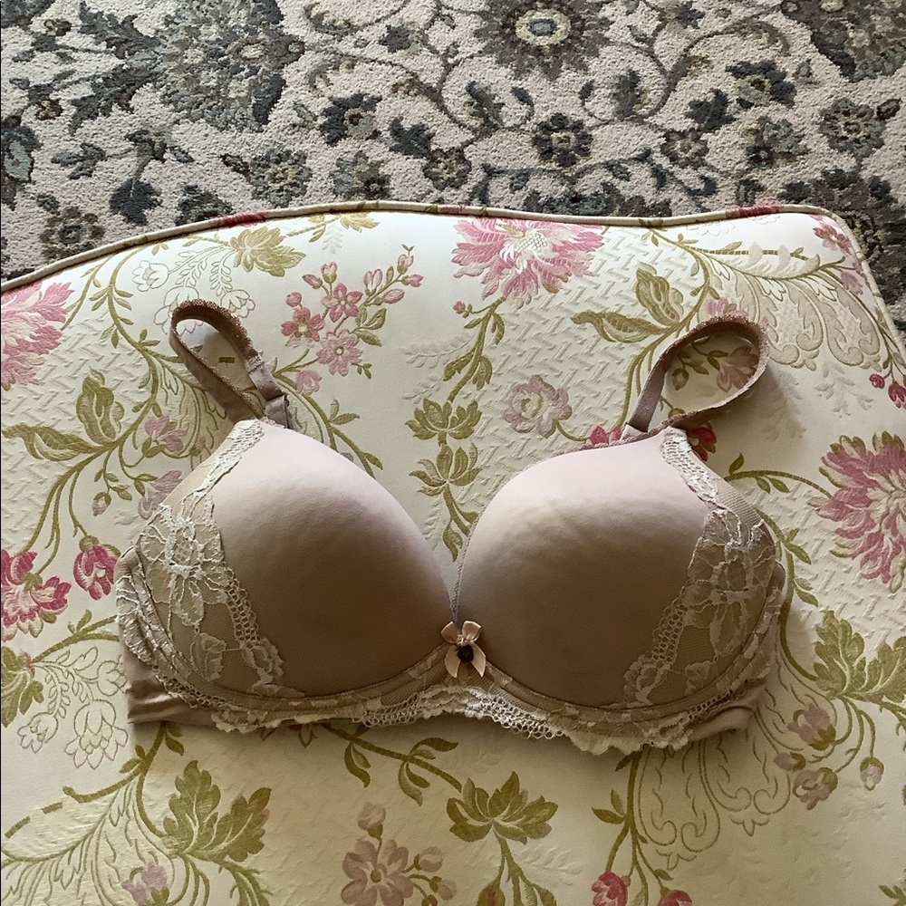 Victoria Secret brassiere body by Victoria  beige lace edges no underwir…